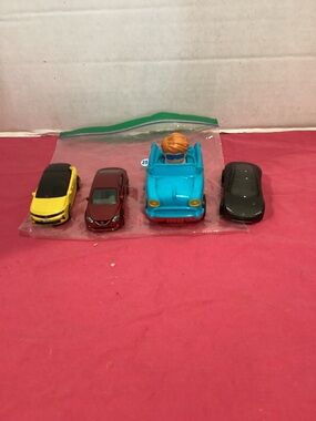 251-Lot of 4 Small Toy Cars Matchbox and Little People